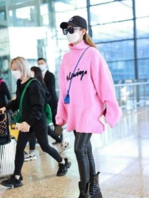 闊腿褲已經失寵了，今年流行的是“魷魚褲”，楊冪、戚薇都上頭