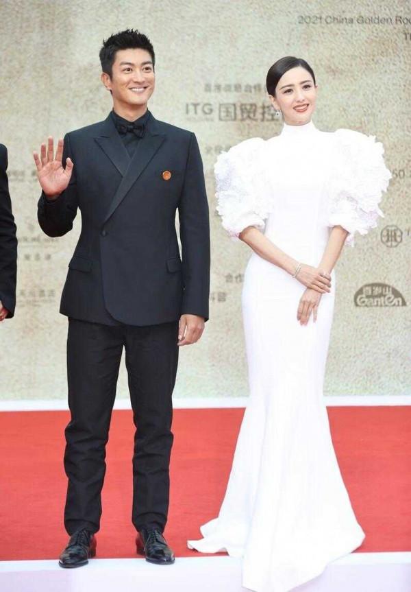 佟麗婭這回造型太美了，穿白色泡泡袖連衣裙氣場強大，美得驚豔