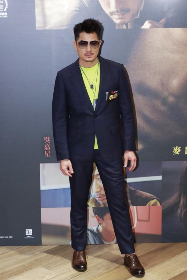 56歲郭富城“不服老”，西裝造型時髦帥氣，和34歲的妻子很般配