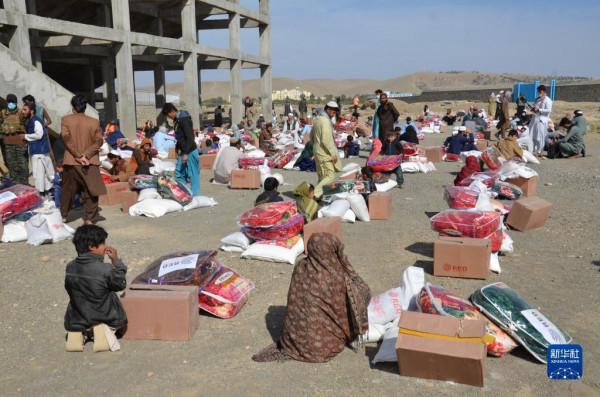 阿富汗:收到援助物資 阿富汗:收到援助物資