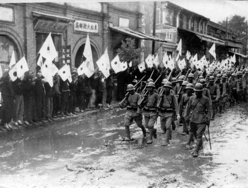 無名村遭日軍精準襲擊，300人魂斷薛莊，偵察班長竟成頭號嫌疑人