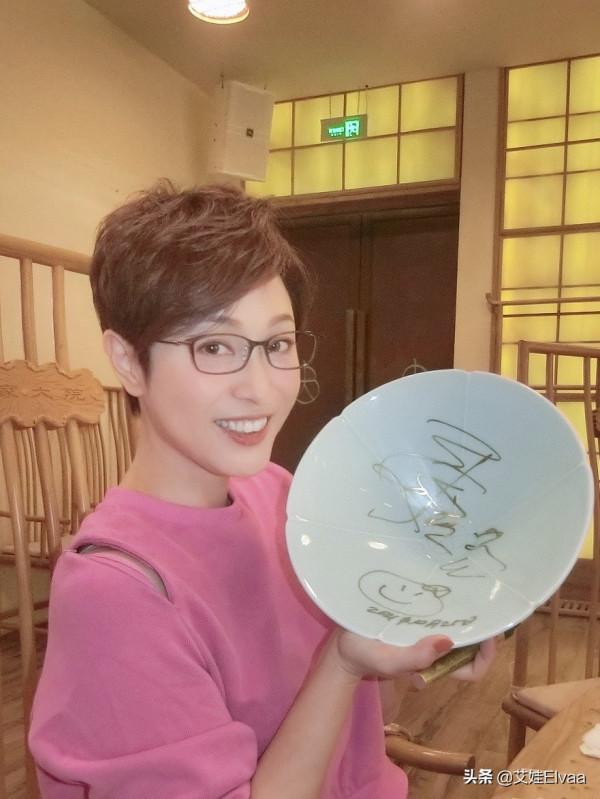 陳法蓉生日宴有多奢侈，穿粉色衛衣慶生，滿桌蟹肉加蟲草看流口水