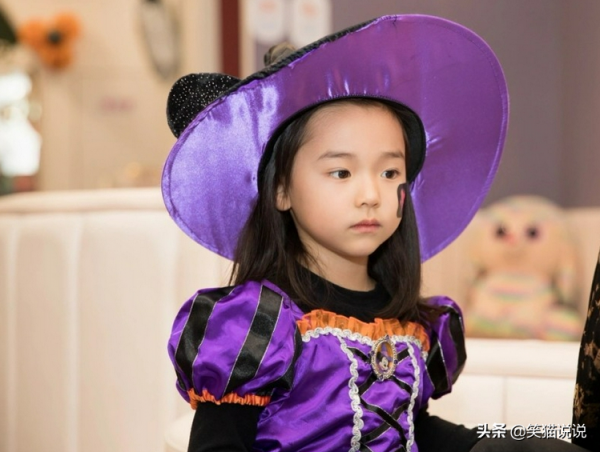 萬聖節打扮:朱珠女兒扮孔雀,何超蓮侄女扮南瓜,董璇女兒扮女巫 萬聖節打扮:朱珠女兒扮孔雀,何超蓮侄女扮南瓜,董璇女兒扮女巫