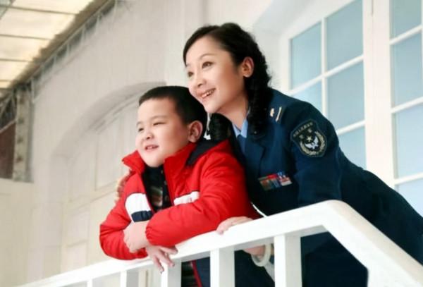 著名演員唐靜：與王新軍離異後，她與兒子的生活狀況怎樣？