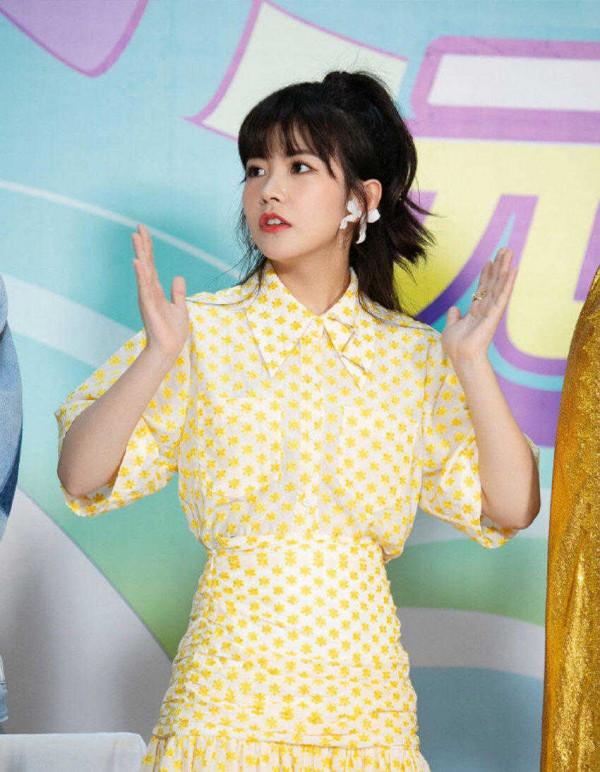 郝蕾穿出了70後女性想要的高階感,印花襯衫配闊腿褲,簡約又高階 郝蕾穿出了70後女性想要的高階感,印花襯衫配闊腿褲,簡約又高階