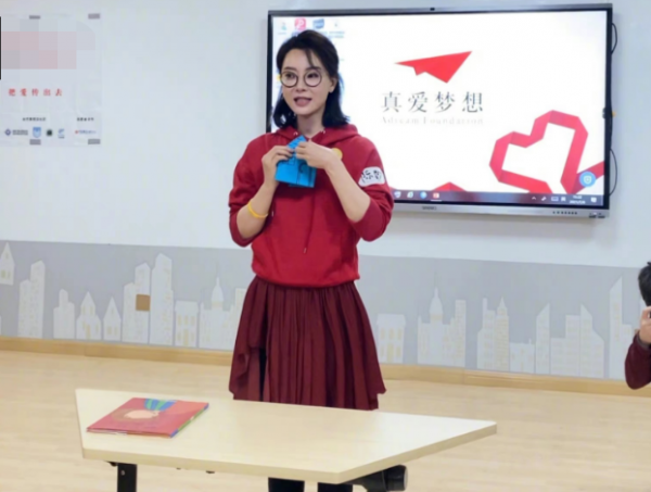 44歲陳數寫一滿牆福字慶小年！光腳丫盤腿坐窗邊，面板白嫩似少女