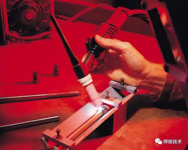 焊接連線VS鉚釘螺栓連線,哪種方法好? 焊接連線VS鉚釘螺栓連線,哪種方法好?