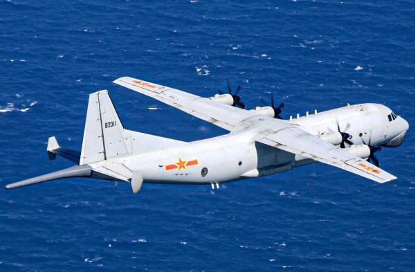 針鋒相對！日本航母戰巡南海，解放軍戰機前出西太，逼近琉球群島