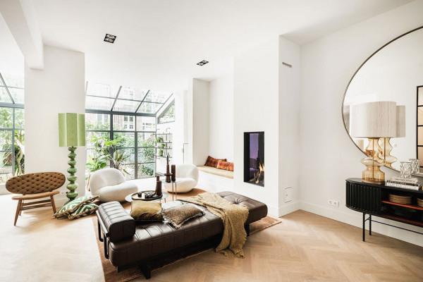 陽光房大院子，不鏽鋼與大理石，白牆配黑門窗，只羨主人不羨仙