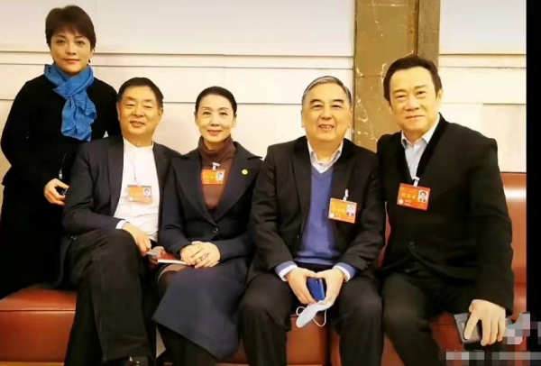 文代會眾星合影,陳寶國地位高,濮存昕蹺二郎腿,周濤鞠萍同框 文代會眾星合影,陳寶國地位高,濮存昕蹺二郎腿,周濤鞠萍同框