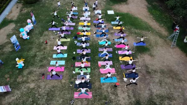 溫哥華40+的三娃媽,八塊腹肌活出少女感!Vicky:感恩瑜伽 溫哥華40+的三娃媽,八塊腹肌活出少女感!Vicky:感恩瑜伽