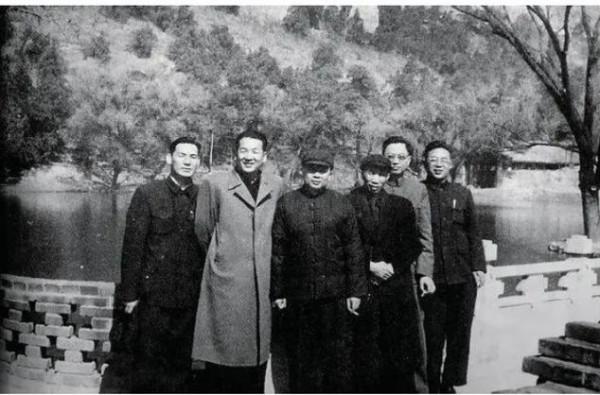 他是原國安部部長，21歲參加革命，官至正部級，1985年卻被免職