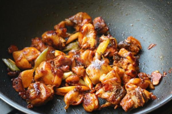 天涼了菜也冷得快，學會這兩道乾鍋菜，邊加熱邊吃很過癮，特香