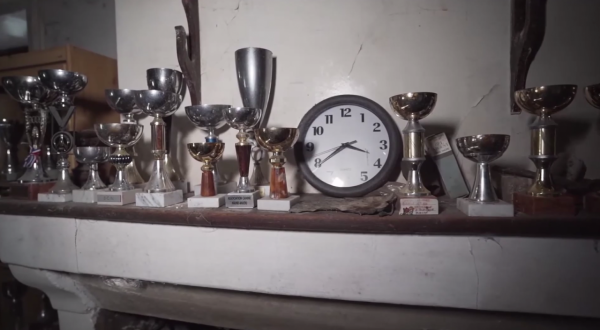 愛狗夫人留下的豪宅，廢棄了20多年，屋內留著狗標本