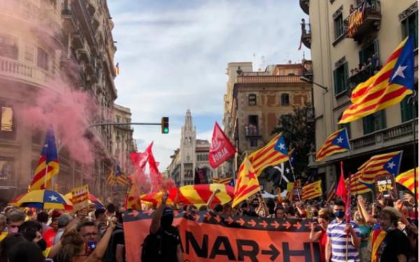 “要獨立不要統一！”西班牙40萬人走向街頭示威，上演靚麗風景線