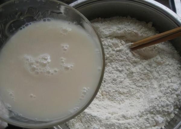 蒸饅頭時別隻放酵母了!多加這3味料,蒸出的饅頭白大鬆軟有嚼勁 蒸饅頭時別隻放酵母了!多加這3味料,蒸出的饅頭白大鬆軟有嚼勁