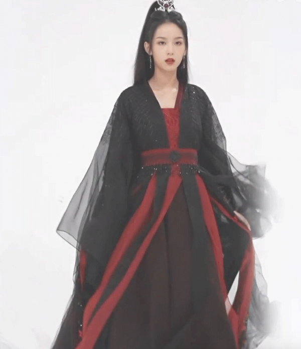 周也攜新劇《護心》來襲，黑袍造型颯氣十足，眼神全是戲