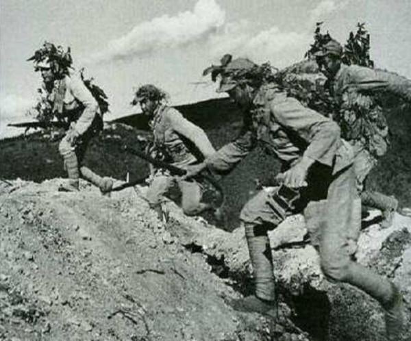 攻打黃維兵團，眾多將領紛紛請戰，陳賡託私人關係，劉鄧相視一笑