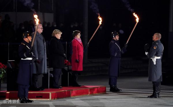 德國聯邦國防軍為默克爾舉行軍樂火炬告別儀式