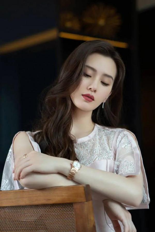 劉詩詩穿粉裙捲髮拍寫真明媚、甜美，淺笑嫣然優雅不失可愛