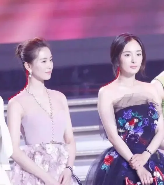 吉娜左右亂晃，趙露思鴕鳥頸，楊冪愛駝背，儀態短板濾鏡也難救