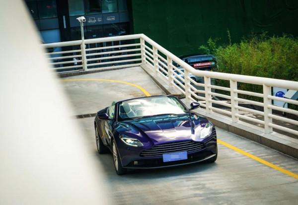 300萬買輛英倫跑車，“牛馬倫”心想：這是老哥