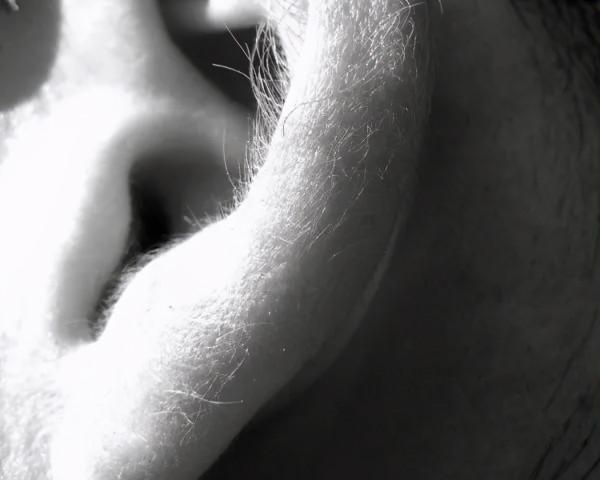 鼻毛長到“竄”出來，賊尷尬！該不該拔掉它？醫生給您科學建議