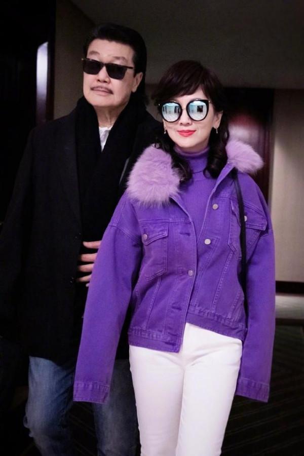 趙雅芝帶著兒子走機場,同穿牛仔裝不像母子像情侶,這顏值配一臉 趙雅芝帶著兒子走機場,同穿牛仔裝不像母子像情侶,這顏值配一臉