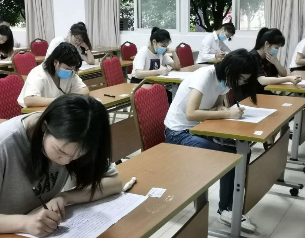 “國家承認,但我們不承認”,本科生求職被拒,只因是自考學歷 “國家承認,但我們不承認”,本科生求職被拒,只因是自考學歷