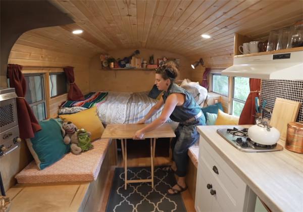 她買下1969年報廢校車，將車殼變成13㎡鄉下蝸居，網友：是真的服