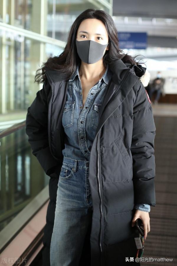 街拍:王紫璇長款羽絨服+牛仔襯衫+牛仔褲+運動鞋隨性休閒 街拍:王紫璇長款羽絨服+牛仔襯衫+牛仔褲+運動鞋隨性休閒