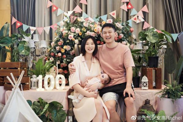 惠若琪為女大辦百日宴，女兒個頭超大首露正臉，北大老公黑眼圈重