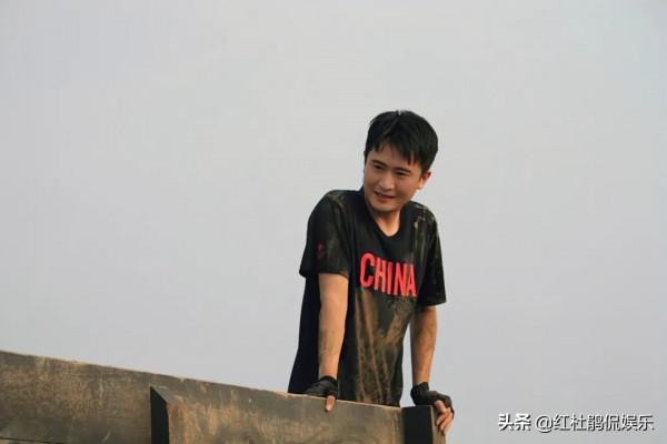 央視出手就王炸，綜藝主持天團國慶宣傳片拍得像電影，大家都好拼