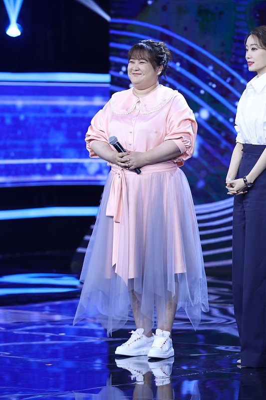 賈玲越來越可愛了,穿粉裙很溫柔,還有點古風的感覺 賈玲越來越可愛了,穿粉裙很溫柔,還有點古風的感覺