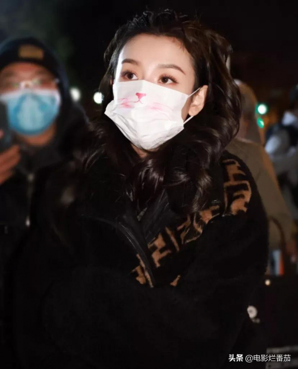 春晚五次聯排：趙麗穎緊身褲吸睛，沈騰眼神犀利，張小斐知性俏皮