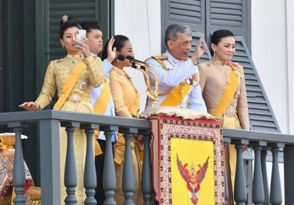 20歲舞女西拉米被泰王看中成為王后,為何被削髮為尼,近況又怎樣 20歲舞女西拉米被泰王看中成為王后,為何被削髮為尼,近況又怎樣