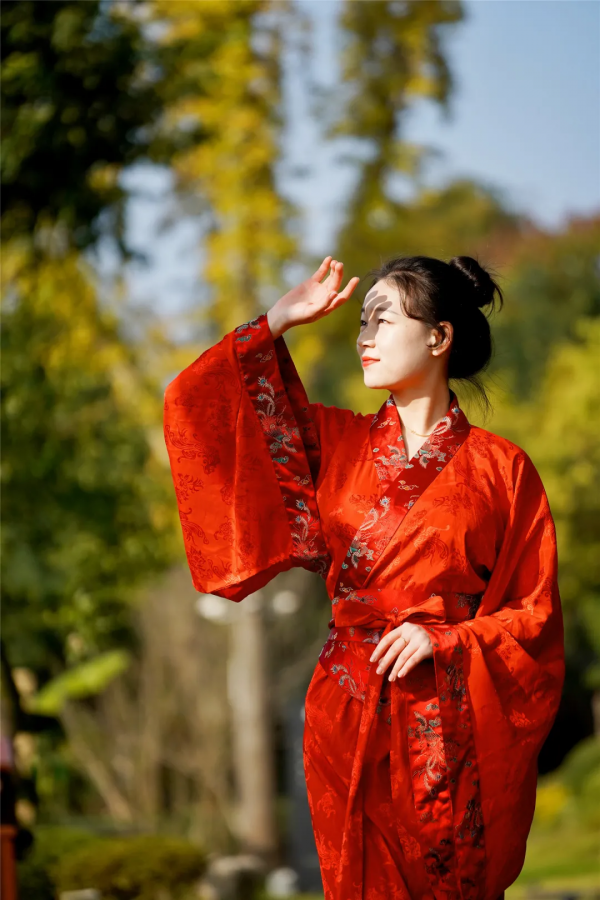 心旅禪行丨暖陽相伴，尋覓禪意中的“一抹紅”