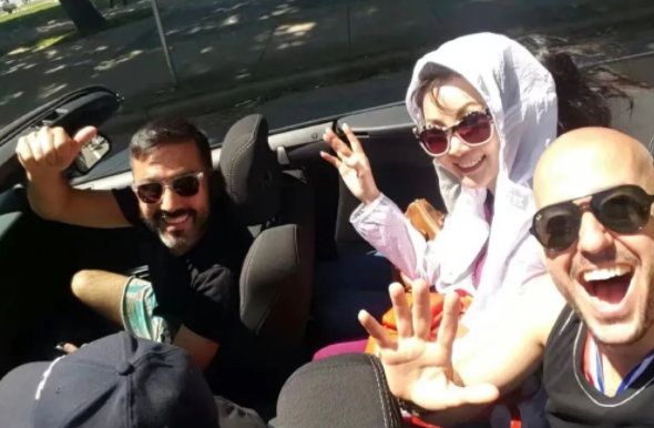 雪瑞姑姑：靠壕氣人設走紅，花甲之年活成18歲，她到底是何身份？