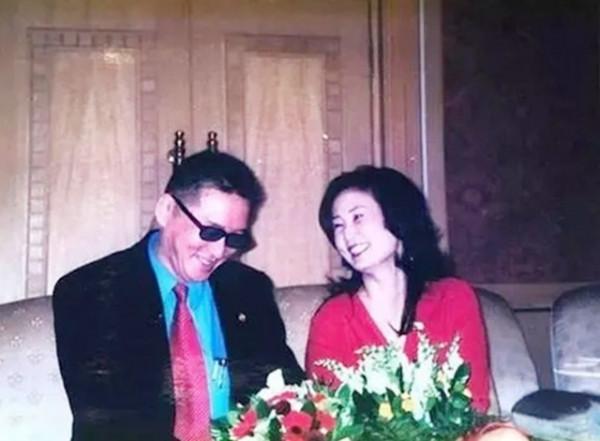92年李敖與王小屯結婚，拜見年齡比自己還小的岳父母：深深鞠一躬
