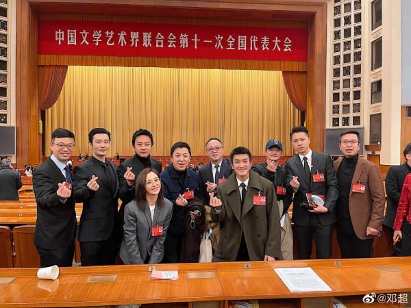 文代會內場罕曝光，眾星席地而坐接地氣，丫丫、陳寶國乘大巴前往