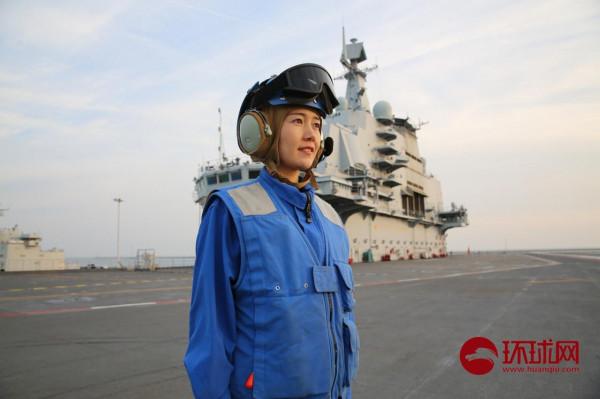 扛起幾十斤殲15繫留索的遼寧艦哈薩克族女兵:甲板面保障時刻保持高度警惕 扛起幾十斤殲15繫留索的遼寧艦哈薩克族女兵:甲板面保障時刻保持高度警惕