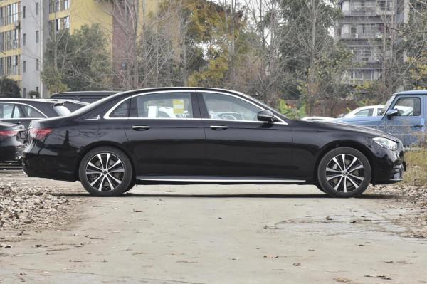 賓士E級PHEV，軸距3079mm，搭載2.0T+9AT，內飾討喜，造型帥氣
