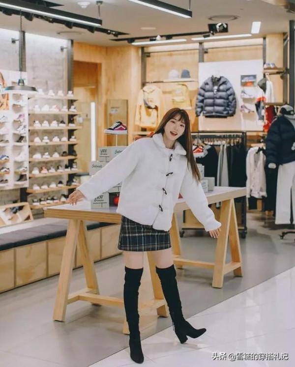 “裙子+高筒靴”=秋冬最時髦搭配！保暖還顯腿長，小個子也適合