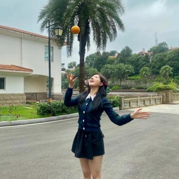 趙露思的“肉肉臉”挺吃香的，穿學院風套裝清純動人，越看越好看