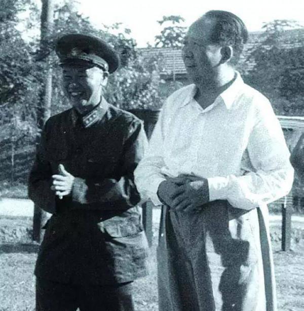 71年主席接見韓先楚,韓先楚提及陳再道近況,主席:讓他跟著你幹 71年主席接見韓先楚,韓先楚提及陳再道近況,主席:讓他跟著你幹