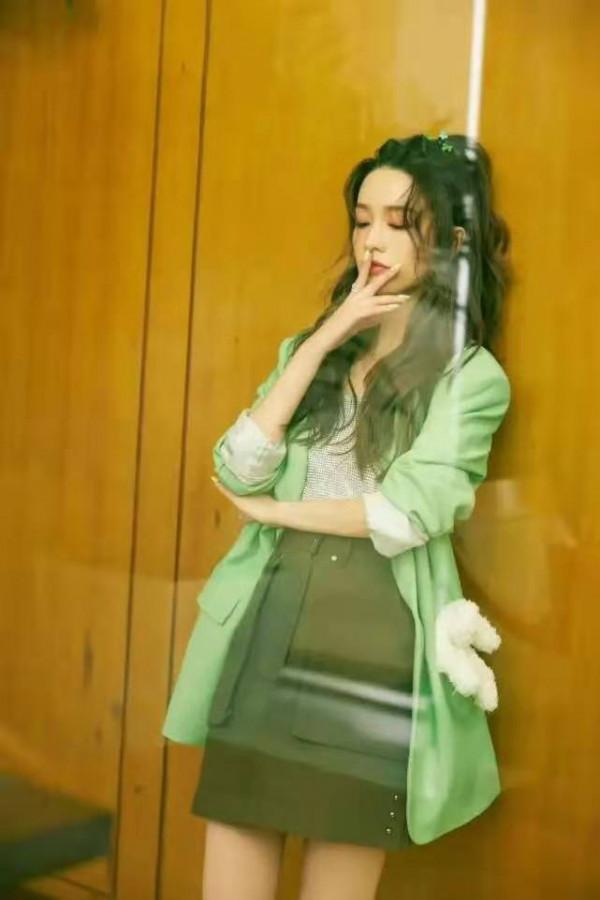 “李沁”越來越時髦了，穿黑色羽絨服配編髮，雖簡約卻很顯氣質