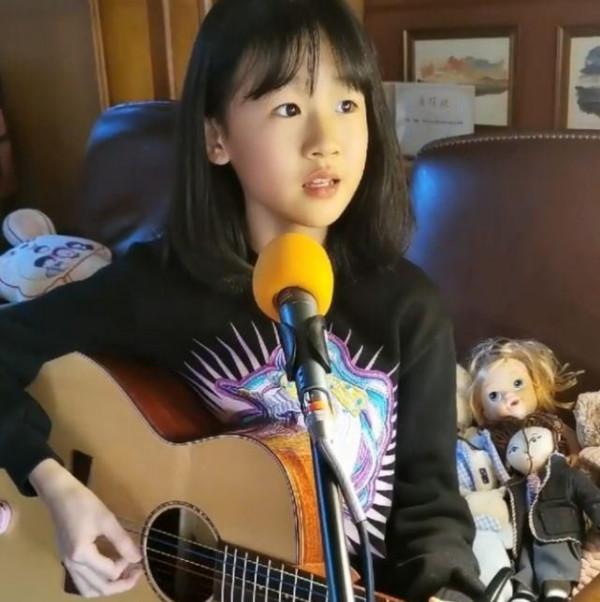 《爸爸去哪兒》8年了，10位女娃變化大，有人進入變美尷尬期