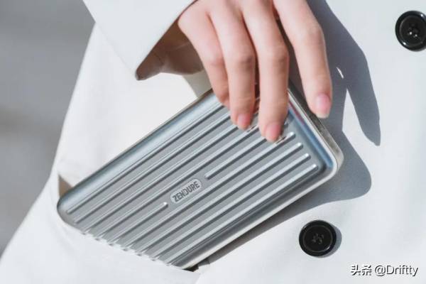 徵拓推出一款205W超大功率移動電源