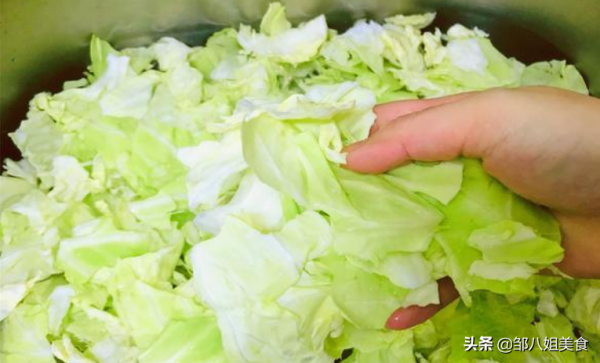 炒包菜切了就炒不好吃，記住炒前加2步，包菜好吃又健康，下飯香