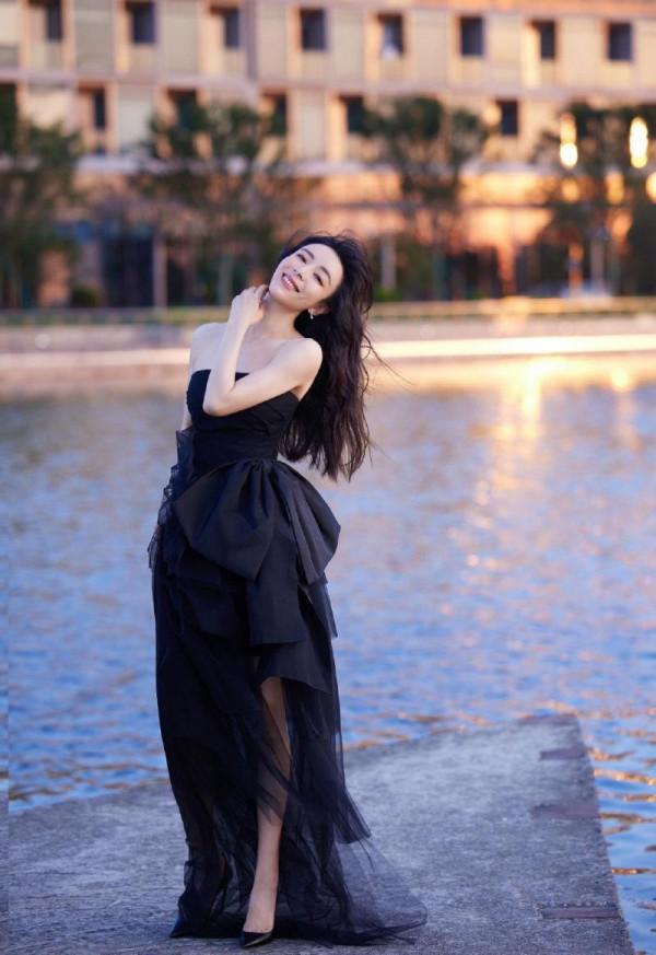 張靜初生圖精修圖差距有點大，笑起來有點不自然，可優雅氣質真絕